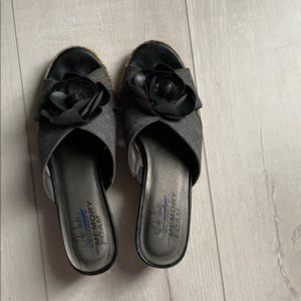 memory foam sandal with flower
